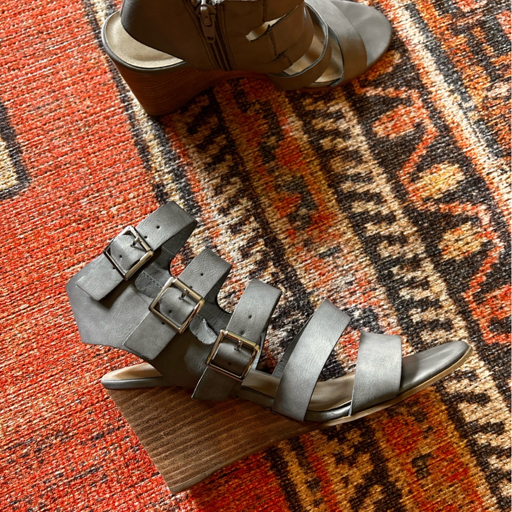 Crown vintage buckled wedge